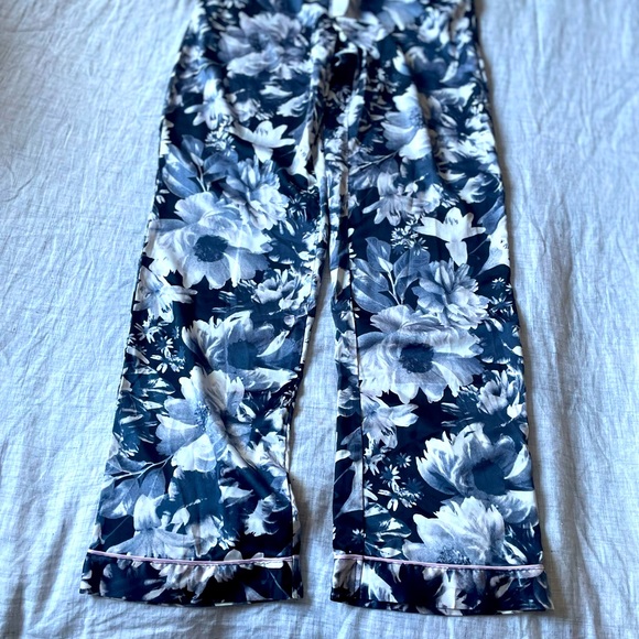 Victoria’s Secret 🤫 Floral Black and White Pajama Pants - Picture 2 of 10